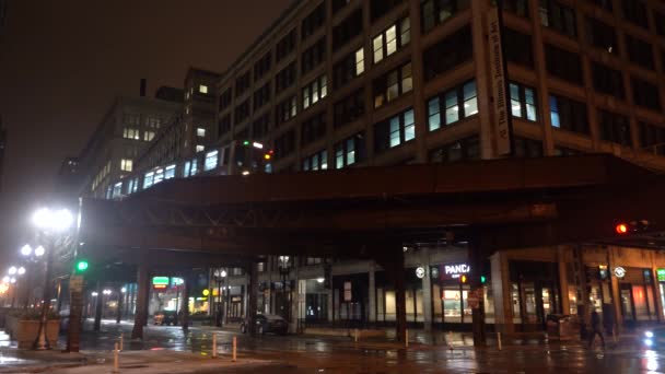 CHICAGO, USA - JANUARI 25, 2021: Verhoogde Chicago L trein in Chicago Loop tijdens de winternacht. Snoeien — Stockvideo