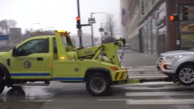 ŞİKAİ, ABD - 28 HAZİRAN 2021: Sokak ve Sağlık Bakanlığı Araba Çekiyor