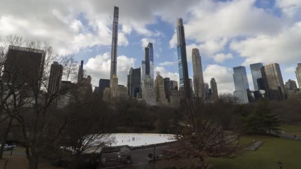 Central Park 'ta buz pateni pistinde buz pateni yapan insanlar. New York Şehri — Stok video