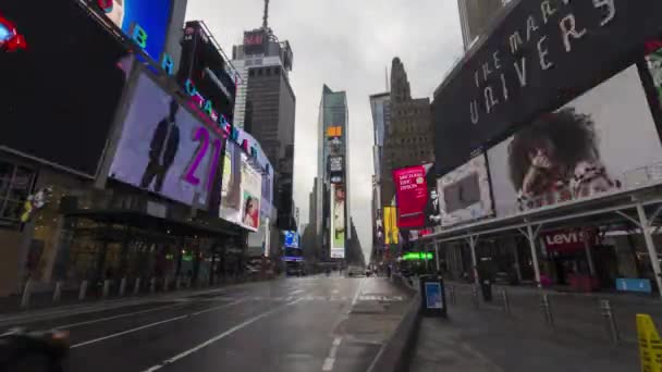 НЬЮ-ЙОРК Сити, США - 23 января 2021 года: Автомобильное движение и люди на Таймс-сквер в облачное утро. Время покажет — стоковое видео