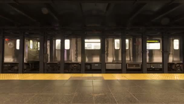 NEW YORK ŞEHRİ, ABD - 21 HAZİRAN 2021: 42. Cadde Metro İstasyonu 'ndaki trenler — Stok video