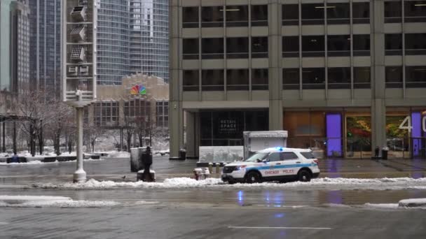 ЧИКАГО, США - 26 января 2021 года: Полицейский внедорожник в Чикаго на Magnificent Mile в облачный зимний день — стоковое видео