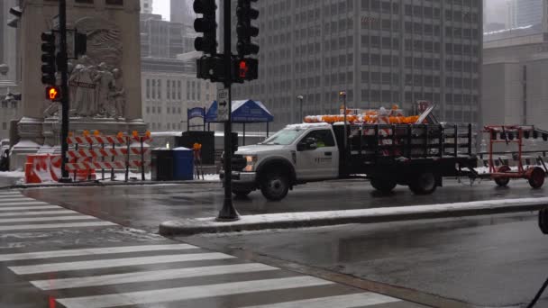 CHICAGO, USA - 28 GENNAIO 2021: Veicolo stradale su strada nella giornata nuvolosa — Video Stock