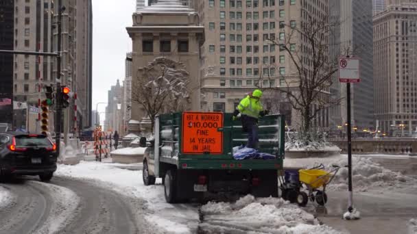 CHICAGO, USA - JANUARY 28, 2021: Workers on a Winter Street — 图库视频影像