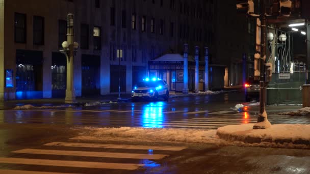 シカゴ,アメリカ- 2021年1月26日:夜のシカゴ警察のSUV車 — ストック動画