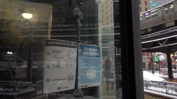 CHICAGO, ABD - 25 Ocak 2021: Sosyal Mesafeli Kağıt Posterler ve Lütfen Yüz Yüzü Kaplama İşaretleri Giyin — Stok video