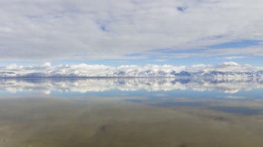 Büyük Satış Gölü ve Kar Kaplama Dağları. Utah, ABD