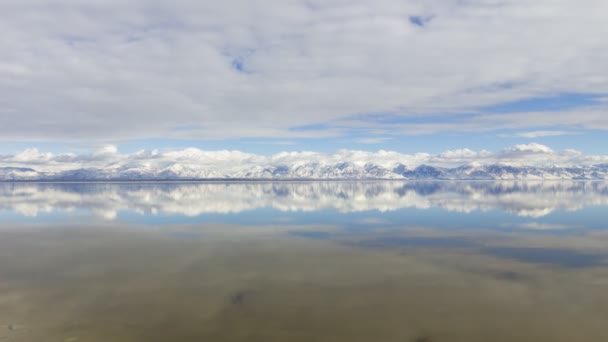 Μεγάλη λίμνη πώλησης και χιονισμένα βουνά. Γιούτα, ΗΠΑ — Αρχείο Βίντεο