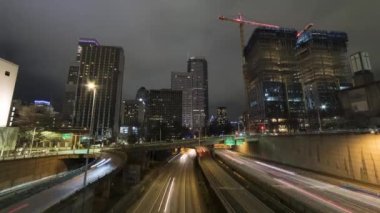 Seattle Şehir Merkezi, Gece. Otobanda trafik vardı. ABD