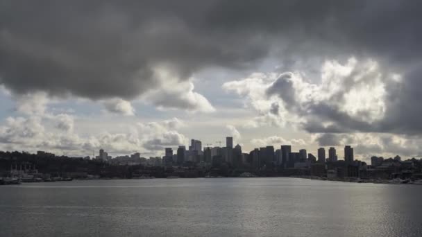 Bulutlu bir günde Seattle Skyline ve Lake Union. ABD — Stok video