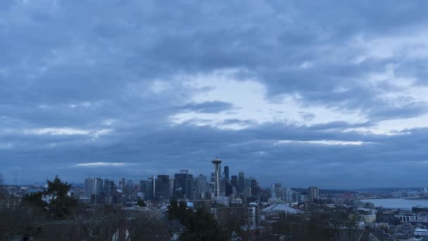 Seattle Skyline na Noite Nublada. Estados Unidos — Vídeo de Stock