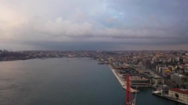 İlkbaharda Bulutlu Sabah İstanbul Şehri ve Boğazı. Hindi. Hava Görünümü