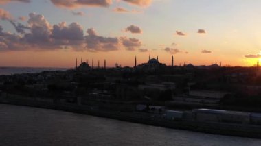 Günbatımında Fatih Bölgesi 'ndeki camiler. İstanbul, Türkiye. Hava Görünümü