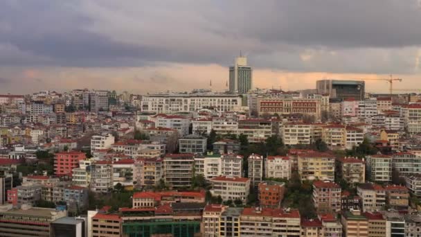 Isztambuli Beyoglu kerület a tavaszi felhős reggelen. Törökország. Légitekintés — Stock videók