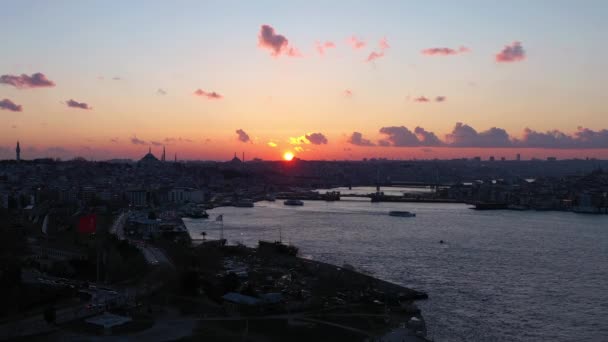 Istanbul City vid solnedgången och Golden Horn Bay. Flygvy — Stockvideo