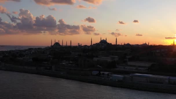 Moskeeën in het district Fatih bij zonsondergang. Istanbul, Turkije. Luchtzicht — Stockvideo