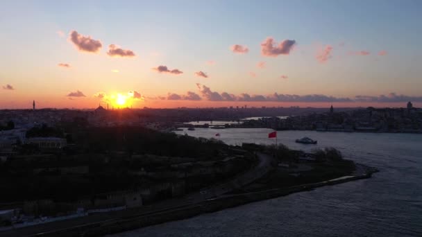 Istanbul City a Sunset és a Golden Horn Bay sarkán. Légitekintés — Stock videók