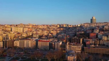 İstanbul 'un Beyoğlu İlçesi Baharda Güneşli Sabah. Hindi. Hava Görünümü