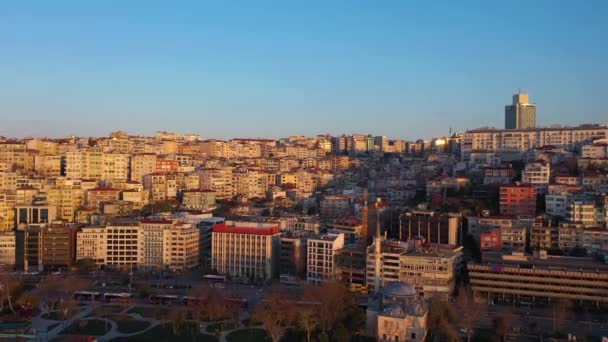 Der Stadtteil Beyoglu in Istanbul an einem sonnigen Morgen im Frühling. Türkei. Luftaufnahme — Stockvideo