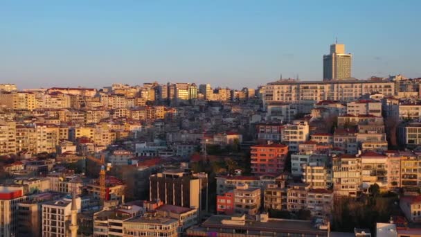 İstanbul 'un Beyoğlu İlçesi Baharda Güneşli Sabah. Hindi. Hava Görünümü — Stok video