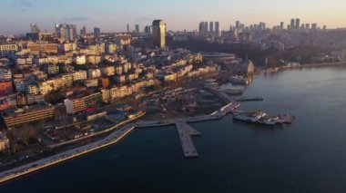 Baharın güneşli sabahında Beyoğlu ve Beşiktaş İlçeleri. Hindi. Hava Görünümü