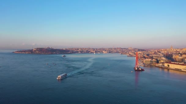 Cidade de Istambul e Bósforo na manhã ensolarada na primavera. A Turquia. Vista aérea — Vídeo de Stock