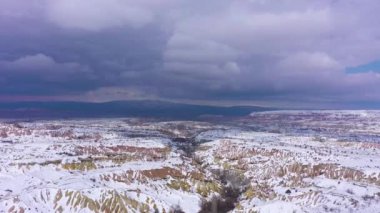 Kışın Kapadokya 'nın Kaya oluşumları. Fırtınalı Gökyüzü. Hindi. Hava Görünümü