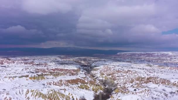 Skalní útvary Cappadokie v zimě. Bouřlivé nebe. Krocan. Letecký pohled — Stock video