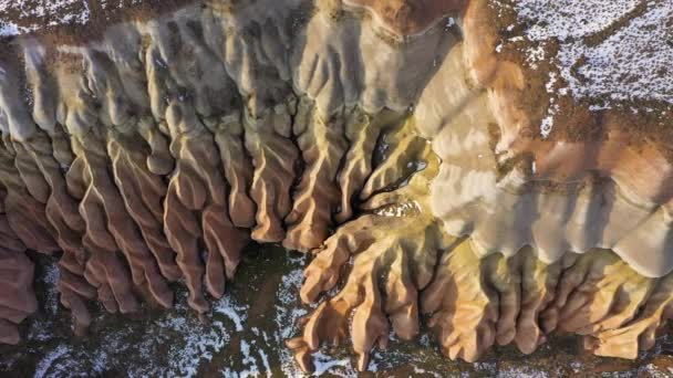 Paisaje de Capadocia en el día soleado. Pavo. Vista aérea de arriba hacia abajo — Vídeos de Stock