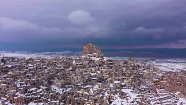 Castelo de Uchisar Esculpido em Pedra e Cidade de Uchisar no Inverno. A Turquia. Vista aérea — Vídeo de Stock