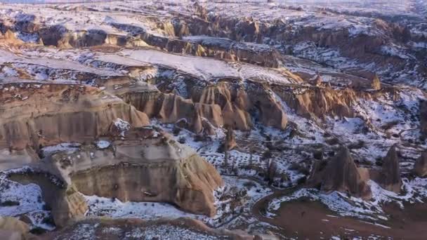 Formazioni rocciose della Cappadocia in inverno il giorno soleggiato. Tacchino. Vista aerea — Video Stock