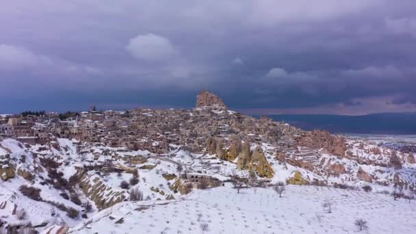 Пейзаж Каппадокии и Учисарского замка зимой. Индейка Вид с воздуха — стоковое видео
