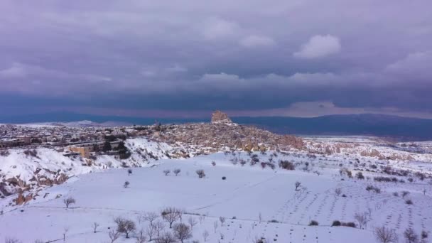 Landschap van Cappadocië en het kasteel van Uchisar in de winter. Turkije. Luchtzicht — Stockvideo
