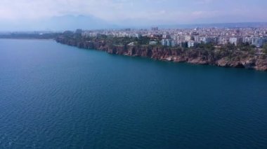 Güneşli bir günde ve Akdeniz 'de Antalya Şehri. Hindi. Hava Görünümü