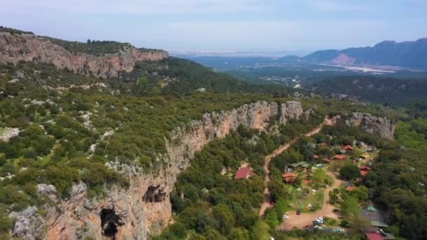 Cliffs and Crags of Geyikbayiri Village (em inglês) no Sunny Day. A Turquia. Vista aérea — Vídeo de Stock