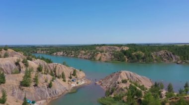Romantsevskiye Dağları Güneşli bir yaz gününde. Hava Görünümü