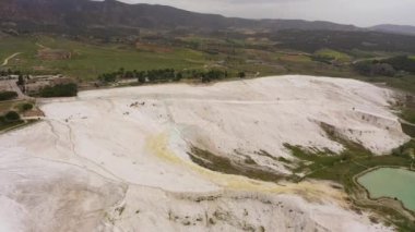 Pamukkale 'nin manzarası. Denizli, Türkiye. Hava Görünümü
