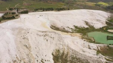 Pamukkale 'nin manzarası. Denizli, Türkiye. Hava Görünümü