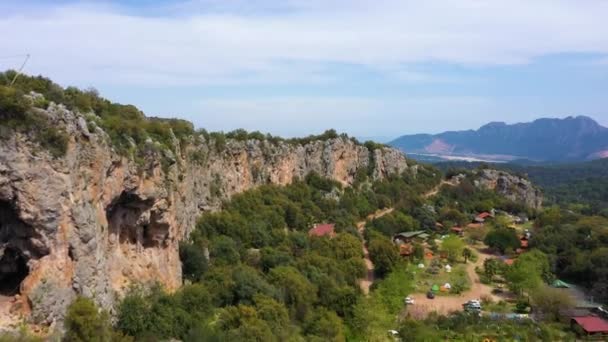 Cliffs and Crags of Geyikbayiri Village (em inglês) no Sunny Day. A Turquia. Vista aérea — Vídeo de Stock