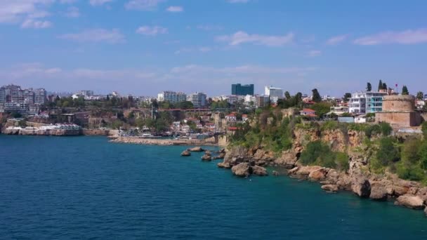 Antalya Old Town e Old Town Marina no dia ensolarado. A Turquia. Vista aérea — Vídeo de Stock