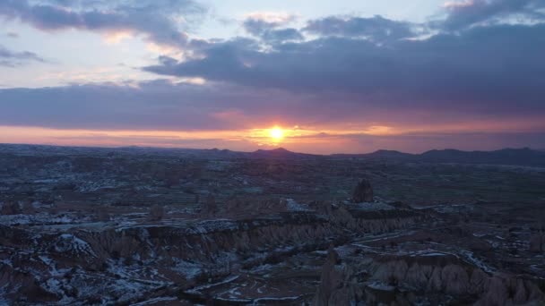 Kappadokien på vintern vid solnedgången. Turkiet. Flygvy — Stockvideo