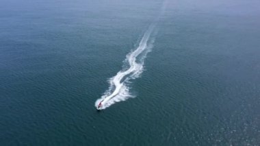 Denizde jet ski. Havadan Yukarıdan Aşağıya Görünüm