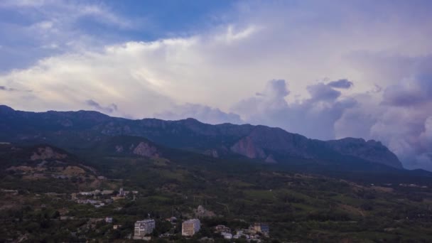 Dağlar ve Bulutlu Renkli Gökyüzü. Hava Görünümü — Stok video