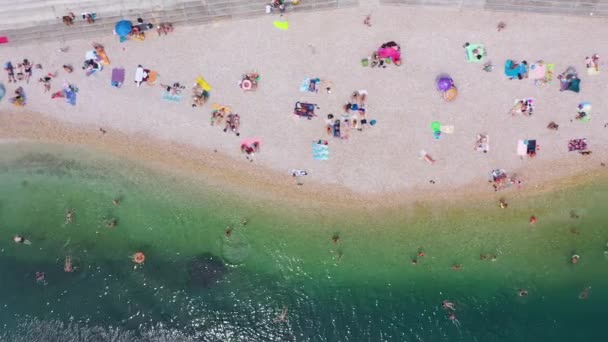Morze i plaża z ludźmi. Widok z góry na dół — Wideo stockowe