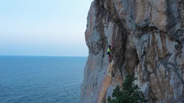 Kobieta wspinająca się schodzi. Krym, Widok z powietrza — Wideo stockowe