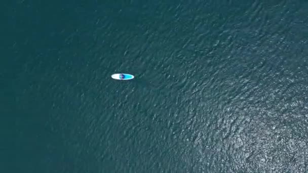 Sup Board i havet. Sup Touring. Aerial uppifrån och ner Visa — Stockvideo