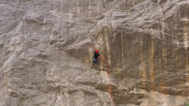 Man Climber Klettern. Krim aus der Luft — Stockvideo