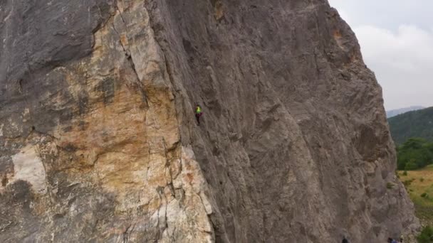 Női hegymászó sziklamászás. Krím. Légitekintés — Stock videók