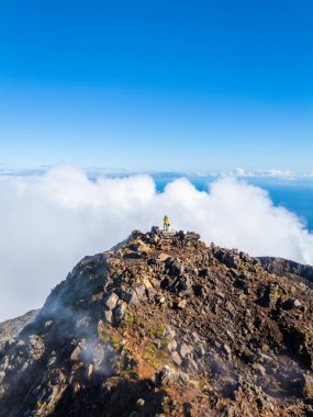 Güneşli bir günde Pico Dağı 'nın tepesinde yürüyüş yapan adam. Zirve ve ve Atlantik Okyanusu. Pico Adası, Azores. Portekiz. Hava Görünümü