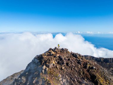 Güneşli bir günde Pico Dağı 'nın tepesinde yürüyüş yapan adam. Zirve ve ve Atlantik Okyanusu. Pico Adası, Azores. Portekiz. Hava Görünümü
